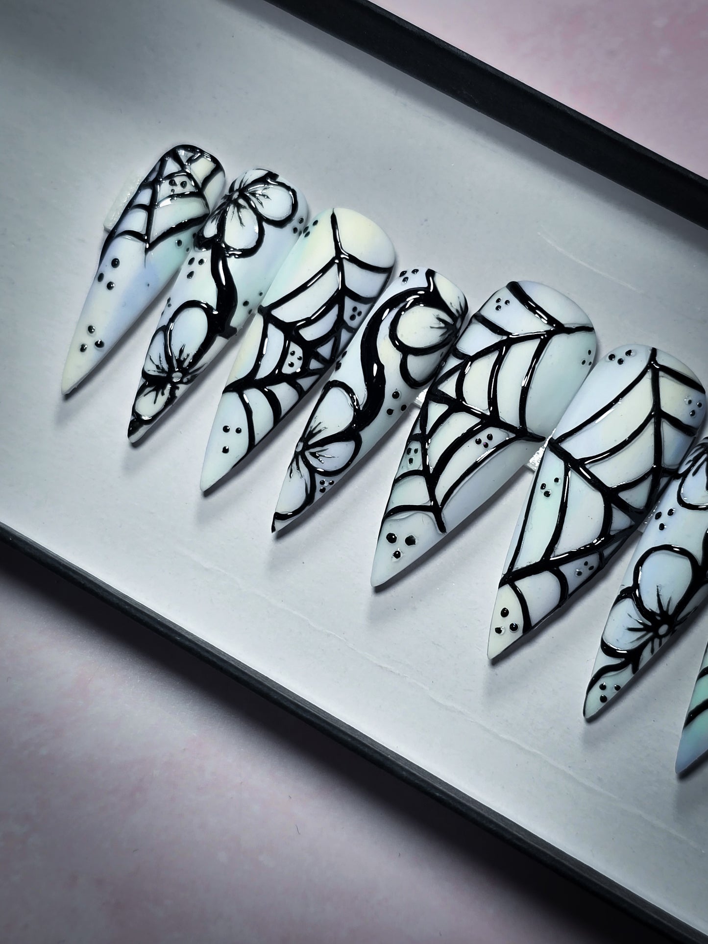 Shadow Kissed (Thermal) Press on Nail Set