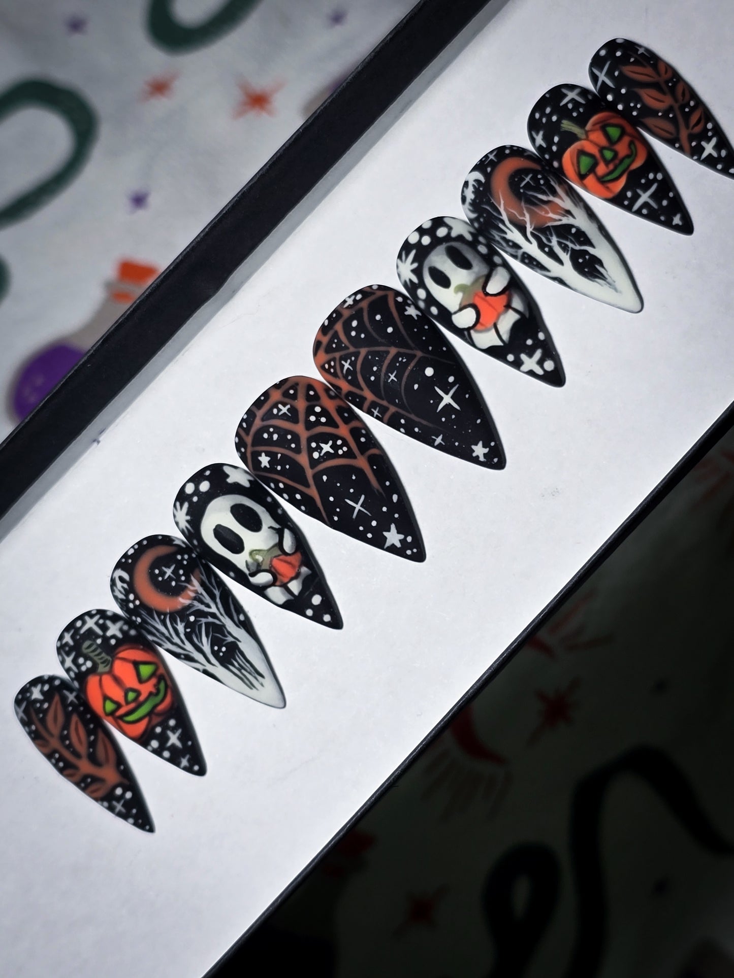 Dark Delites Press on Nail Set (Glow in the Dark)