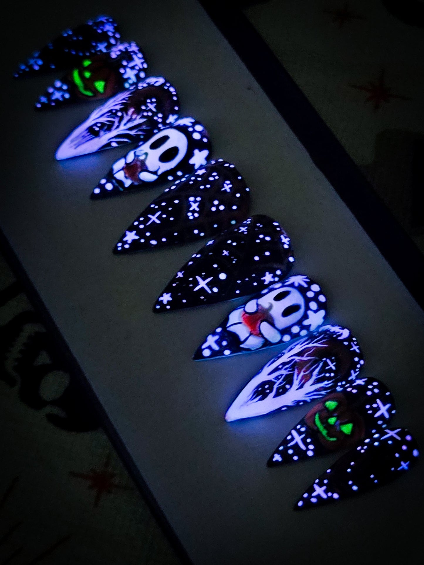 Dark Delites Press on Nail Set (Glow in the Dark)