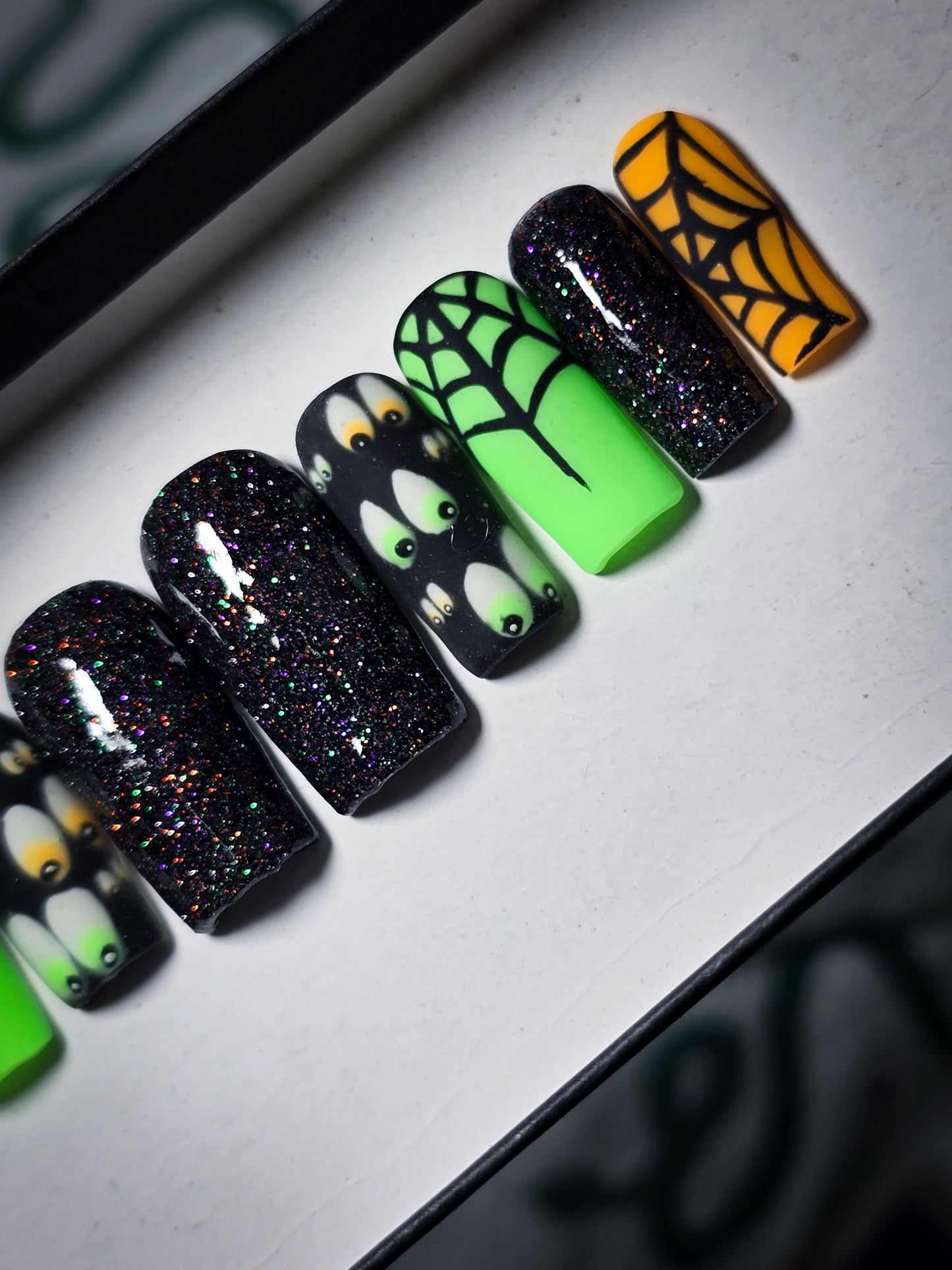 Ghostly Gaze Press on Nail Set (Glow in the Dark)