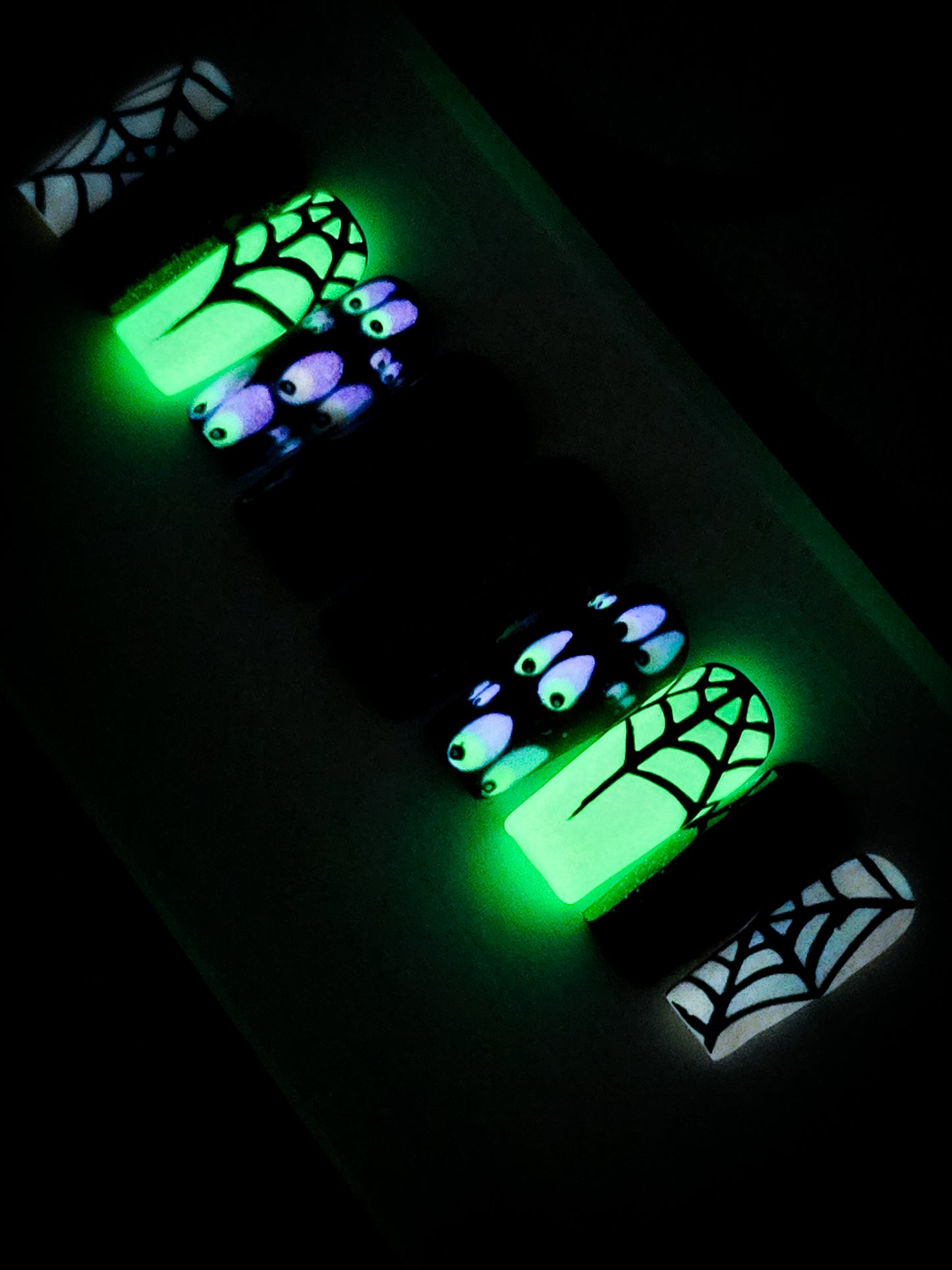 Ghostly Gaze Press on Nail Set (Glow in the Dark)