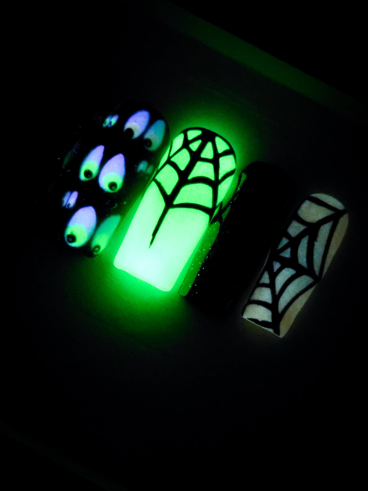 Ghostly Gaze Press on Nail Set (Glow in the Dark)