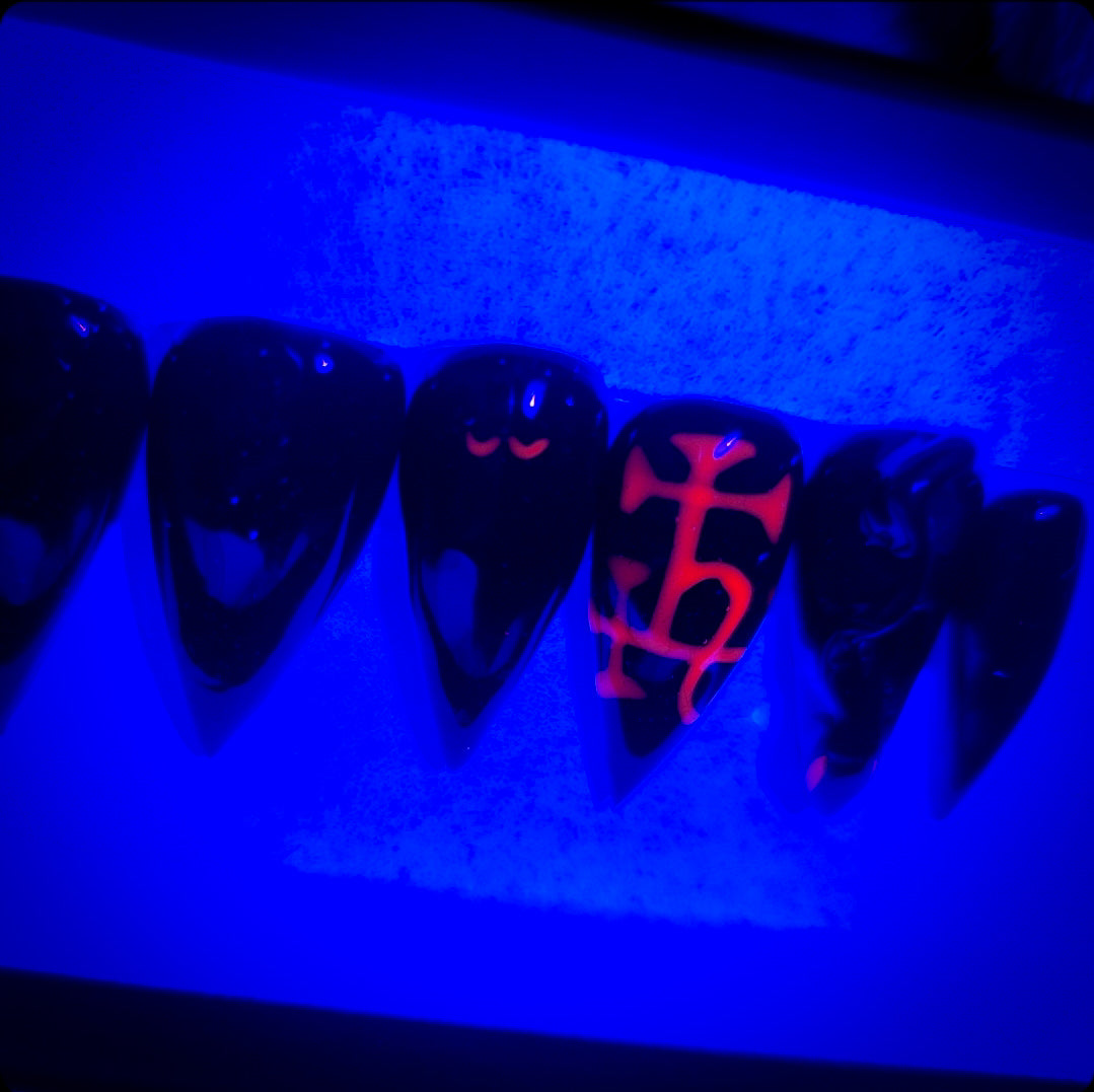 Lilith (Glow in the Dark) Press on Nail Set