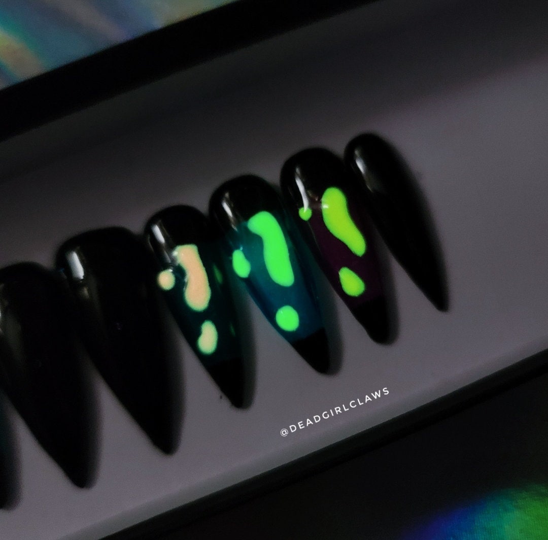 Lava Flow Press on Nail Set (Glow in the Dark)