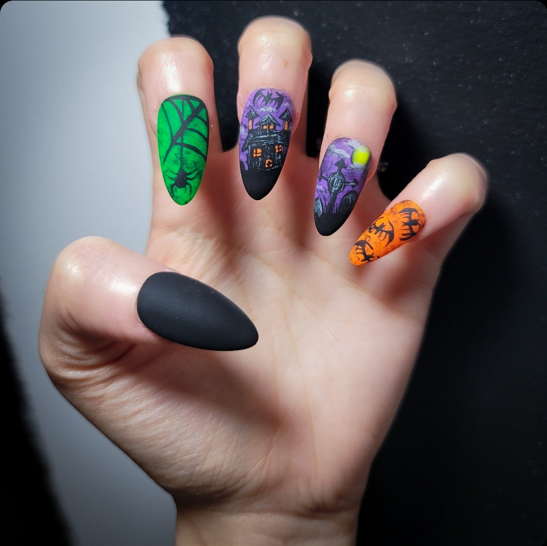 A Haunted House (Glow in the Dark) Press on Nails