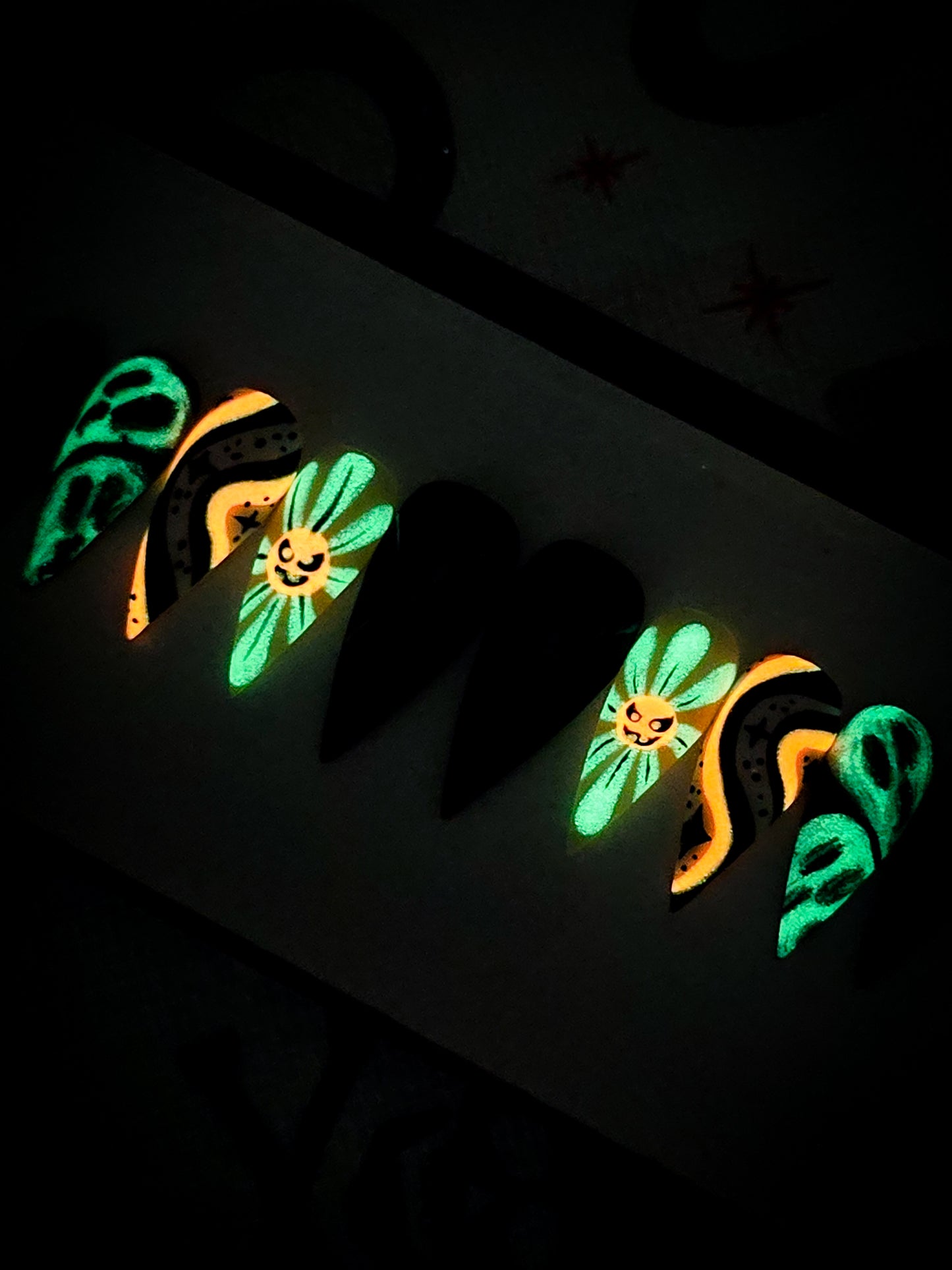 Groovy Ghouls Press on Nail Set (Glow in the dark)