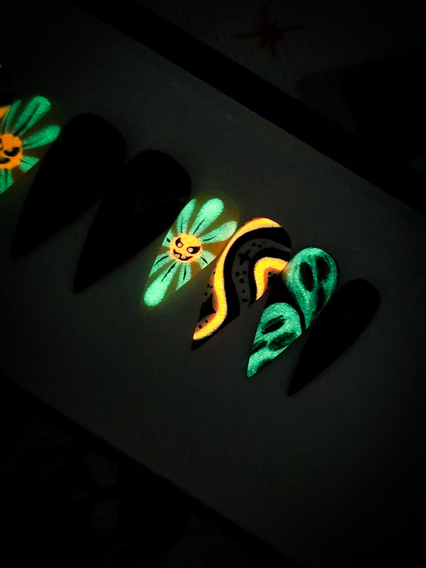 Groovy Ghouls Press on Nail Set (Glow in the dark)