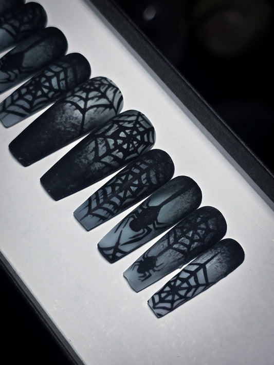The Widow's Veil press on Nail Set