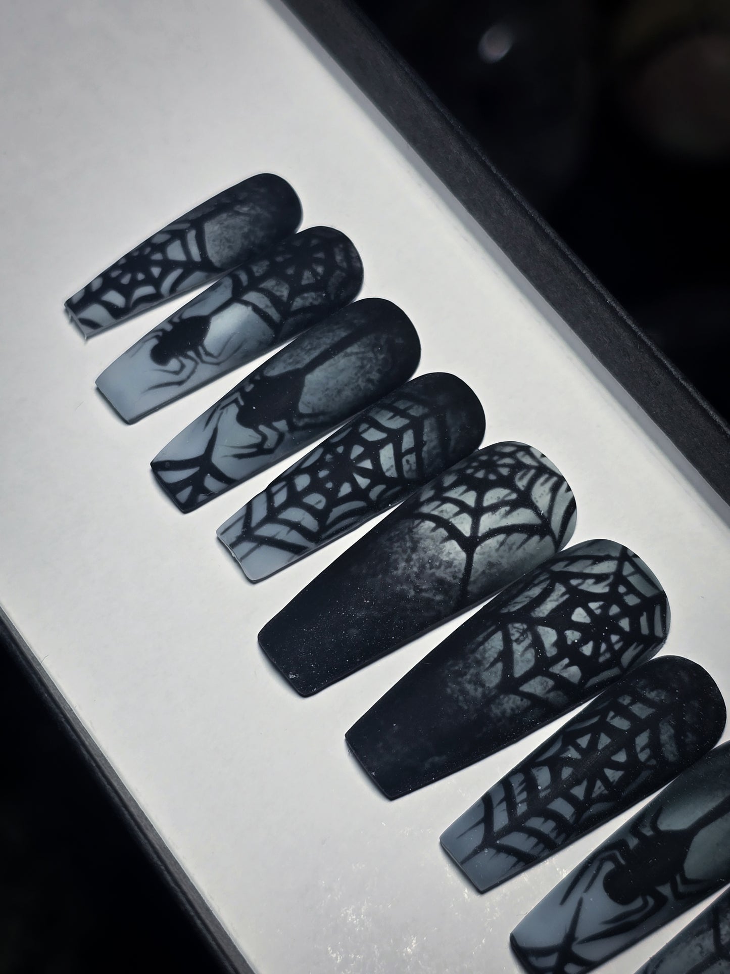 The Widow's Veil press on Nail Set