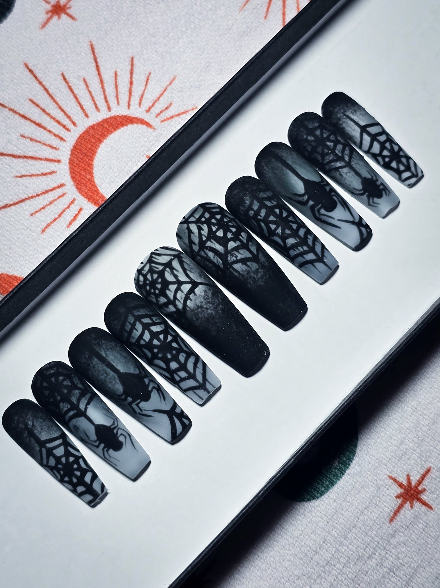 The Widow's Veil press on Nail Set