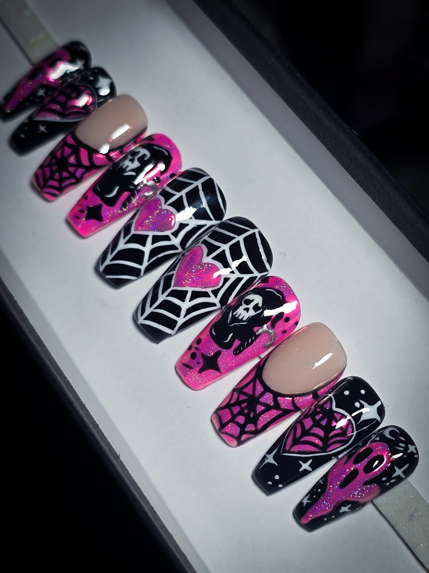 Death becomes her (Glow in the Dark) press on nail Set
