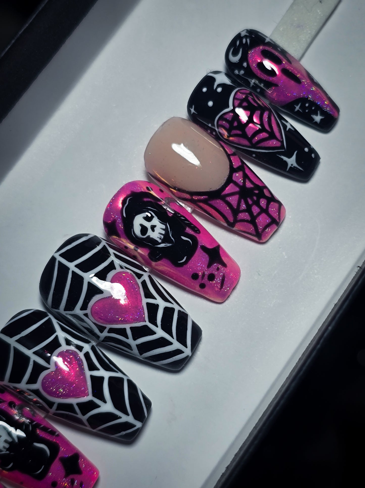 Death becomes her (Glow in the Dark) press on nail Set