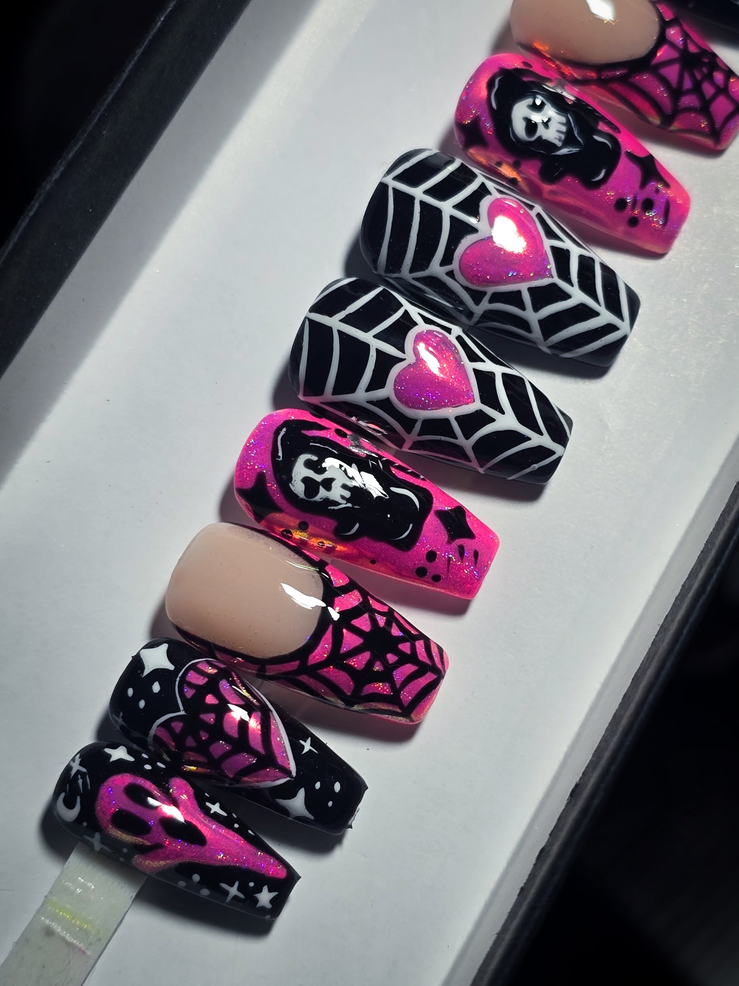 Death becomes her (Glow in the Dark) press on nail Set