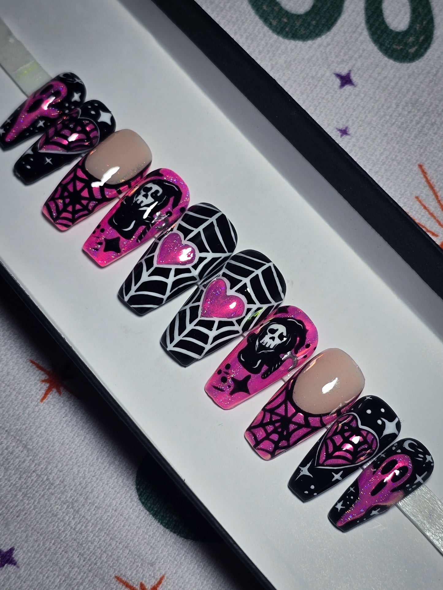 Death becomes her (Glow in the Dark) press on nail Set