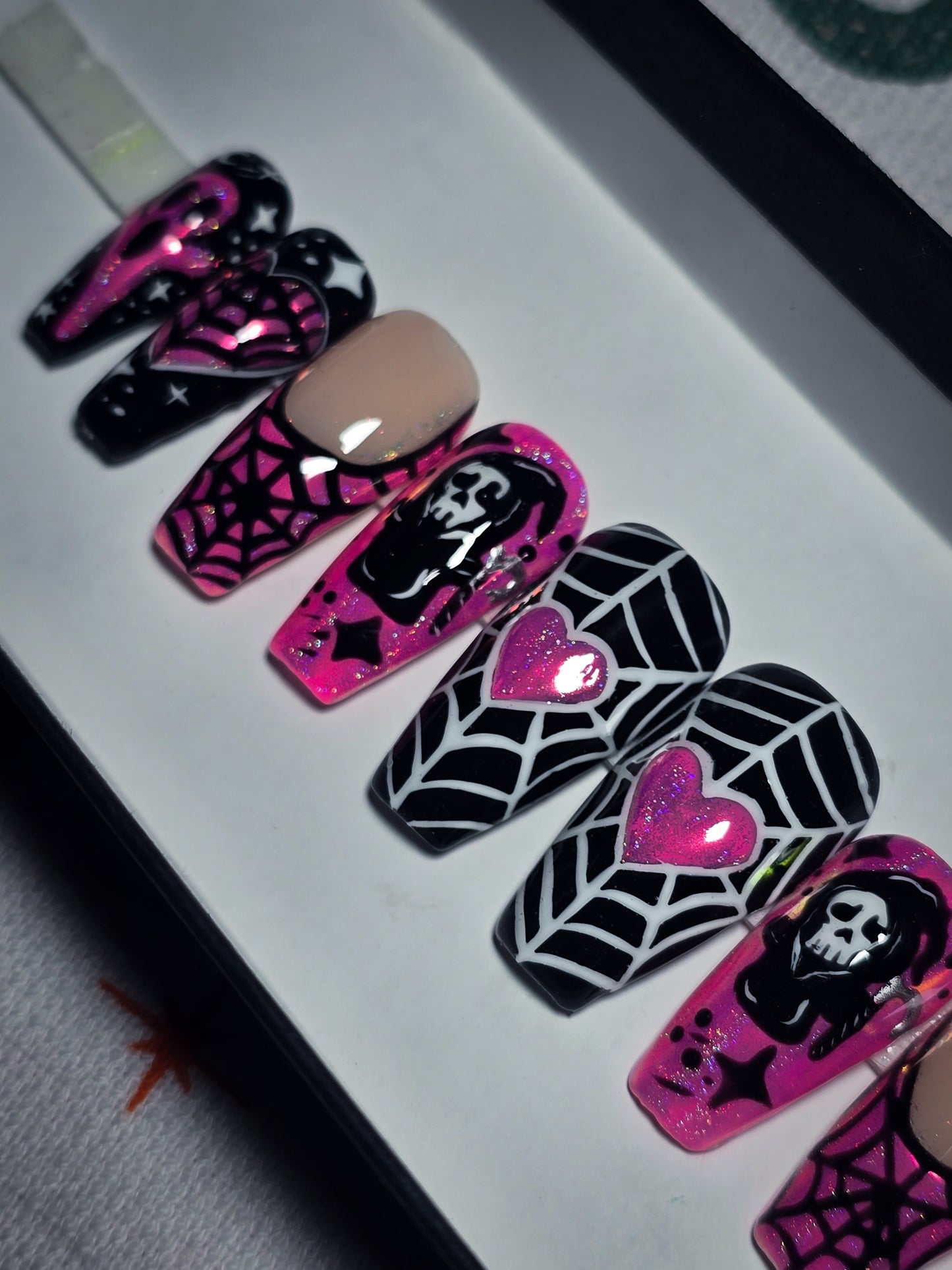 Death becomes her (Glow in the Dark) press on nail Set