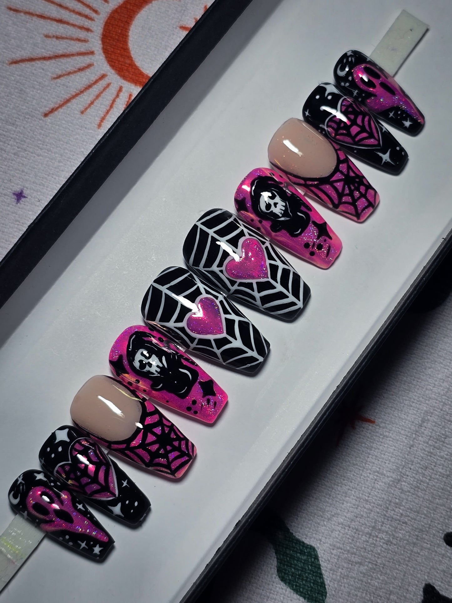 Death becomes her (Glow in the Dark) press on nail Set