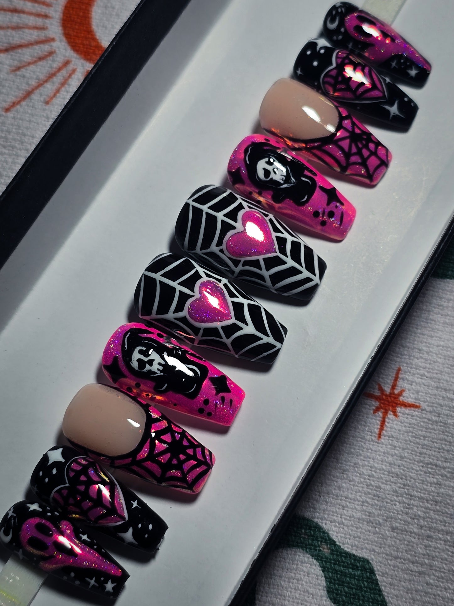 Death becomes her (Glow in the Dark) press on nail Set