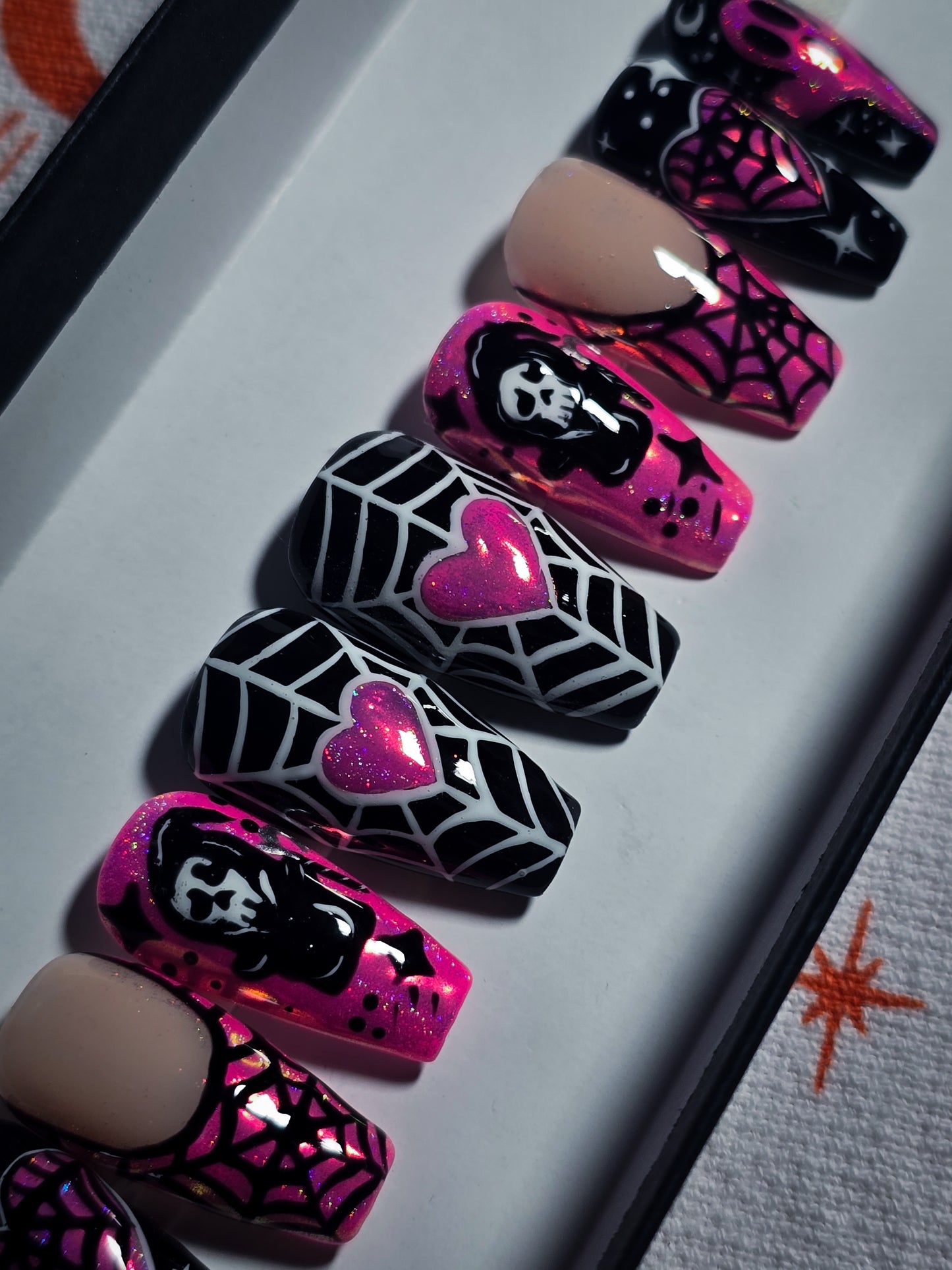 Death becomes her (Glow in the Dark) press on nail Set