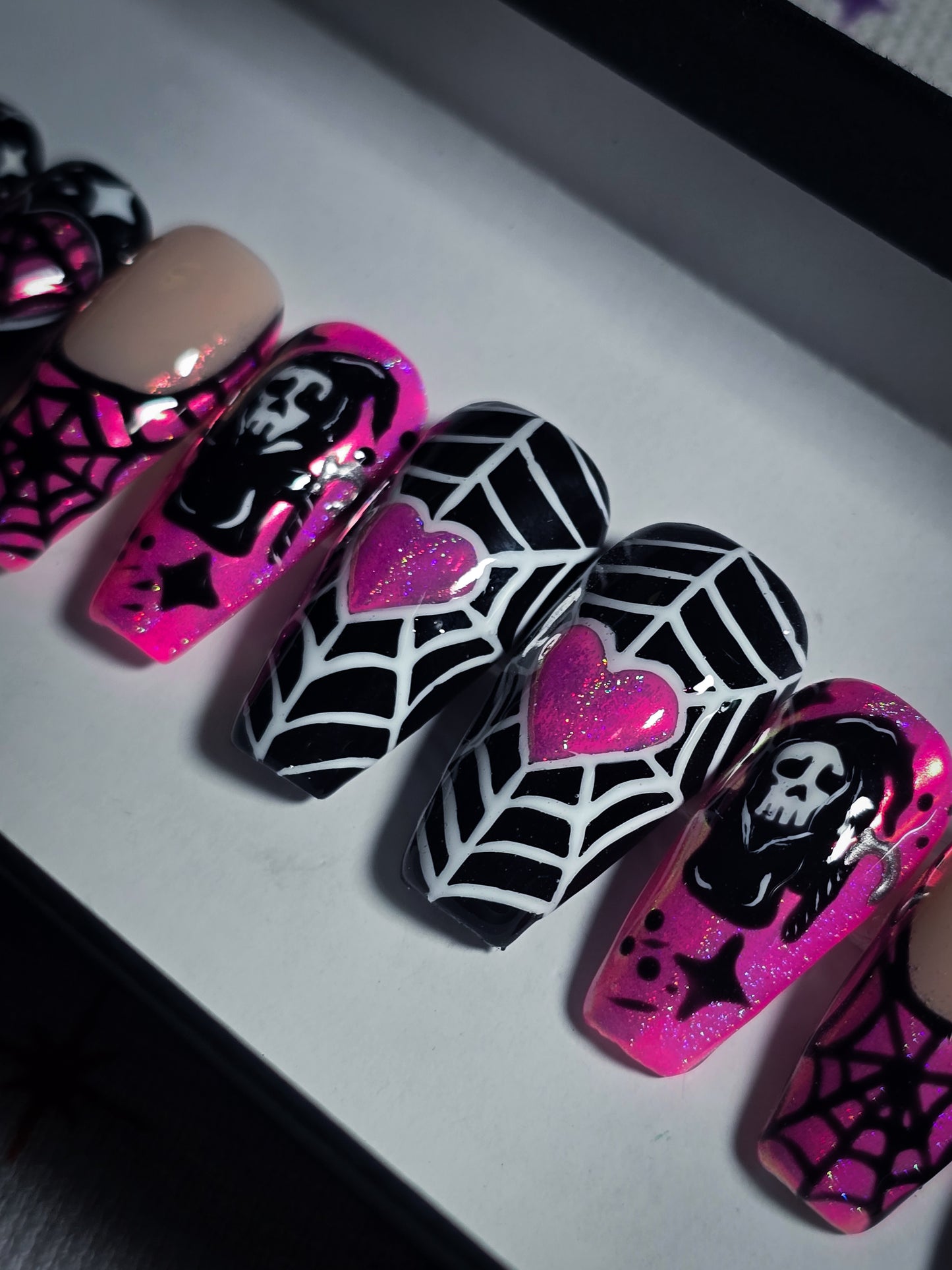 Death becomes her (Glow in the Dark) press on nail Set